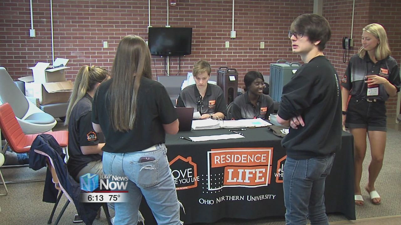 Freshmen move in at Ohio Northern University 2.jpg